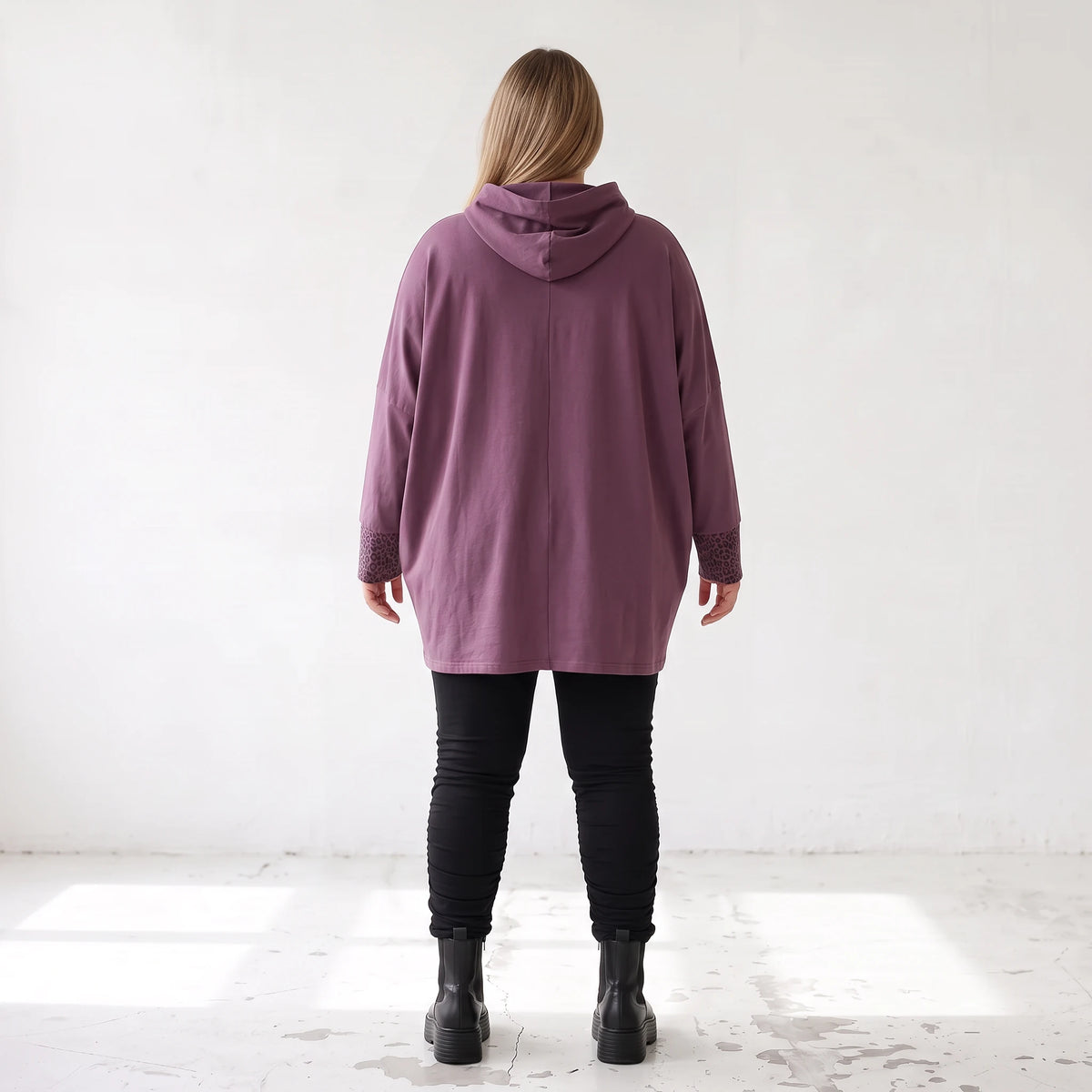 Fliederner Kapuzenpullover mit Leoprint aus French Terry mit Stretch und Seitentaschen