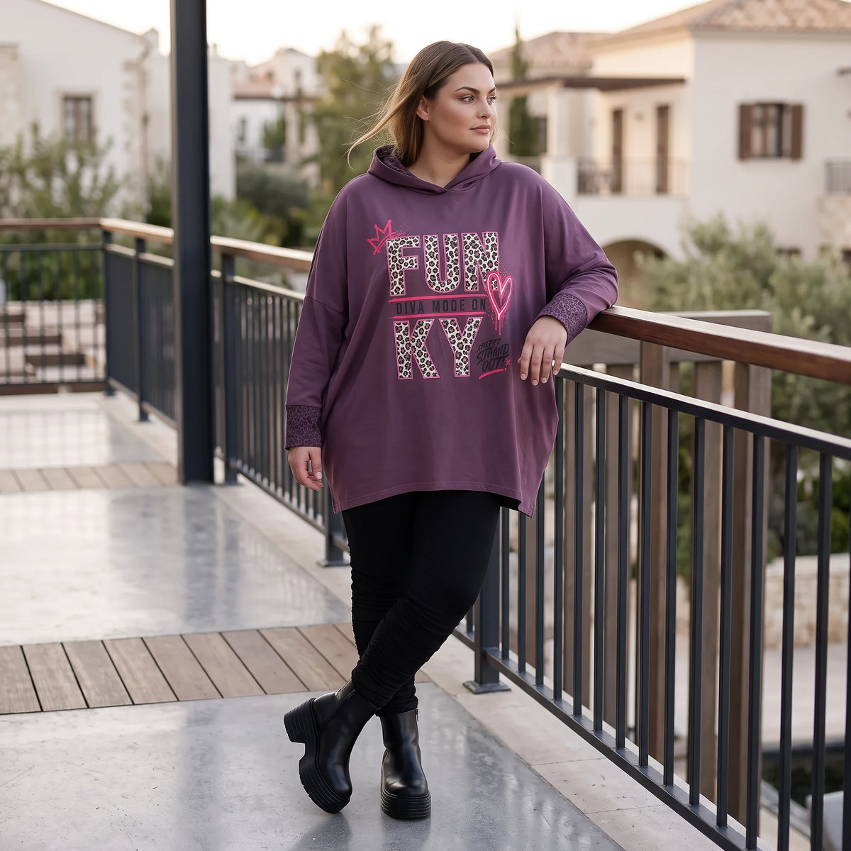 Fliederner Kapuzenpullover mit Leoprint aus French Terry mit Stretch und Seitentaschen