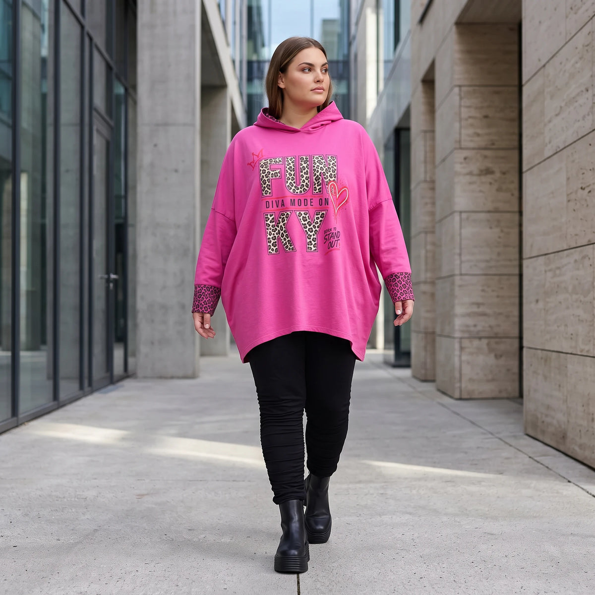 Pinke Leoprint Kapuzensweatjacke aus Baumwollmix mit French Terry und verlängertem Rücken