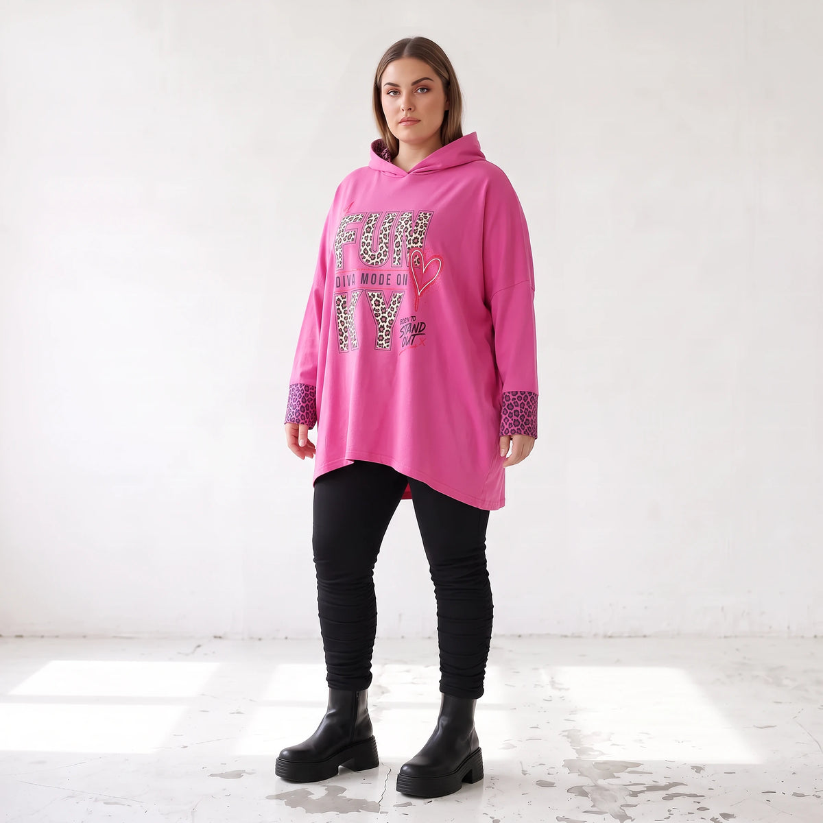 Pinke Leoprint Kapuzensweatjacke aus Baumwollmix mit French Terry und verlängertem Rücken