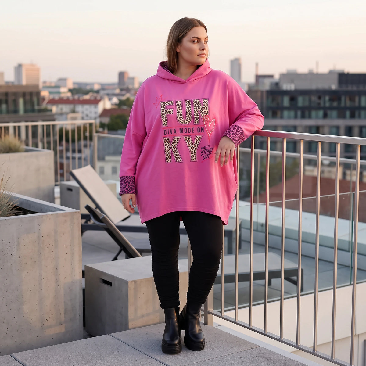 Pinke Leoprint Kapuzensweatjacke aus Baumwollmix mit French Terry und verlängertem Rücken