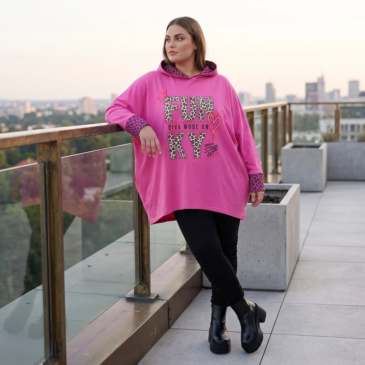 Pinke Leoprint Kapuzensweatjacke aus Baumwollmix mit French Terry und verlängertem Rücken
