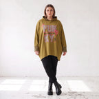 Kapuzensweatshirt in Camel mit Leoprint aus French Terry in gerader Form länger hinten