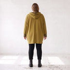 Kapuzensweatshirt in Camel mit Leoprint aus French Terry in gerader Form länger hinten