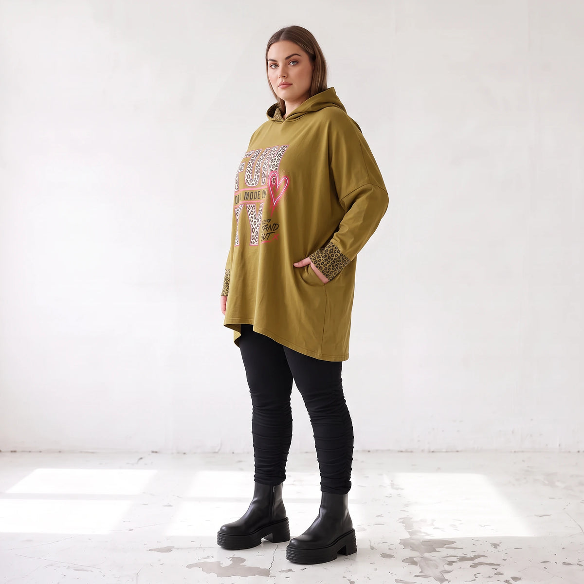 Kapuzensweatshirt in Camel mit Leoprint aus French Terry in gerader Form länger hinten