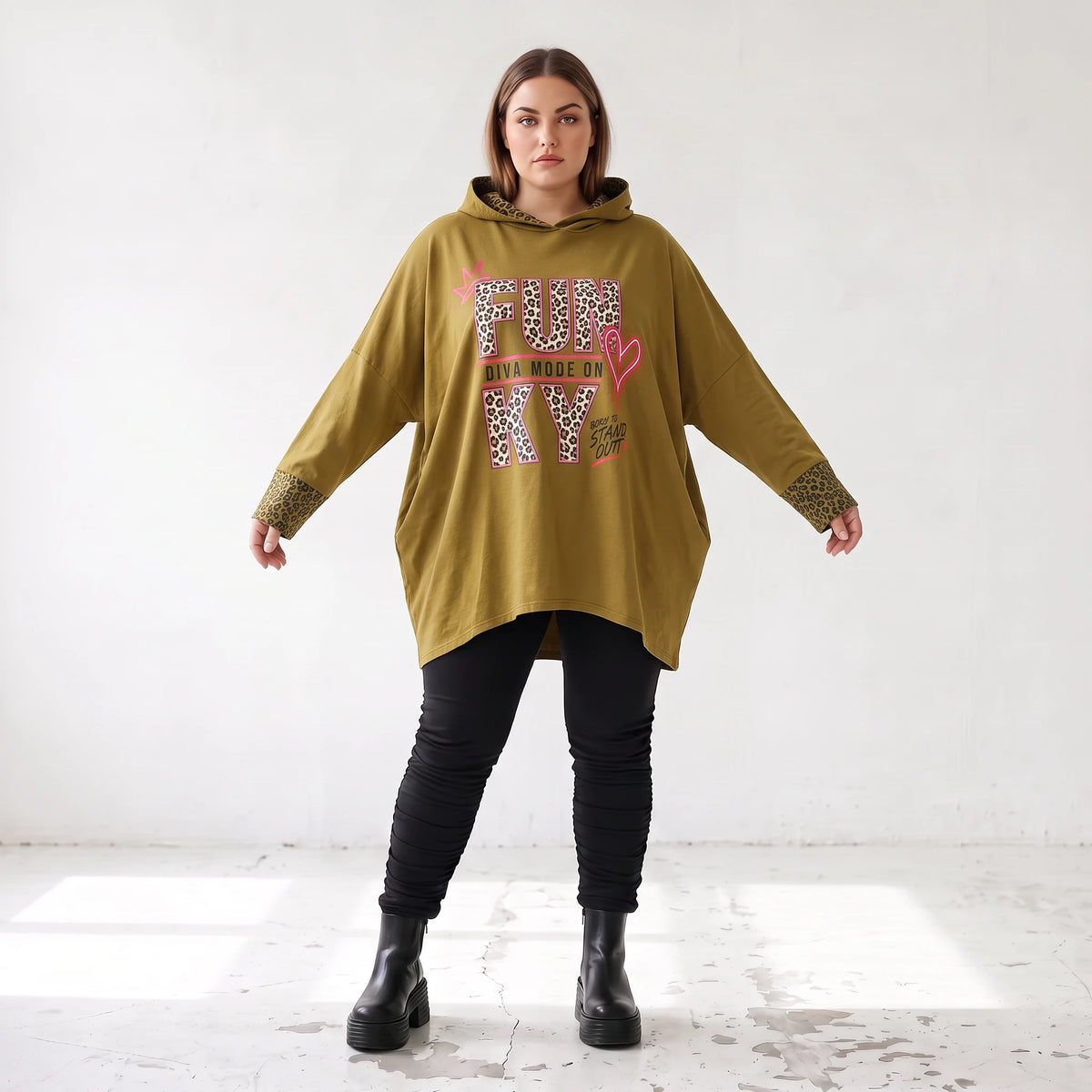 Kapuzensweatshirt in Camel mit Leoprint aus French Terry in gerader Form länger hinten