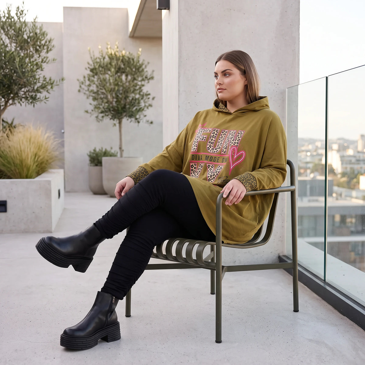 Kapuzensweatshirt in Camel mit Leoprint aus French Terry in gerader Form länger hinten