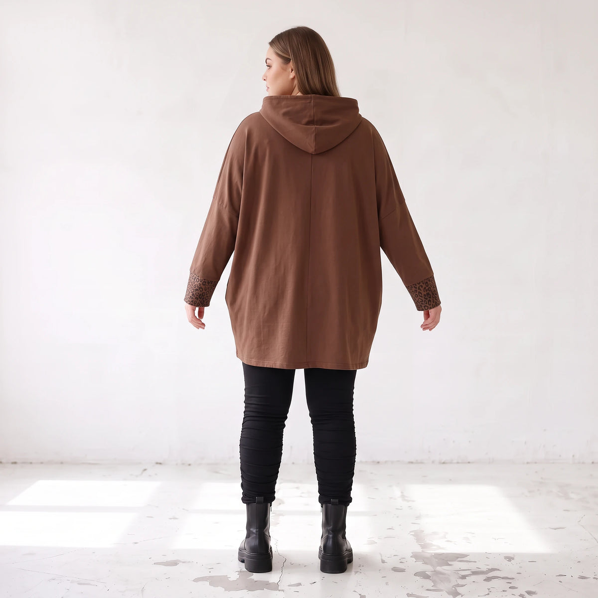 Brauner Kapuzenpulli aus French Terry mit Leomuster gerader Form und längerem Rücken