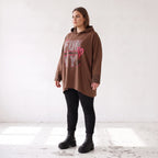 Brauner Kapuzenpulli aus French Terry mit Leomuster gerader Form und längerem Rücken