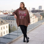 Brauner Kapuzenpulli aus French Terry mit Leomuster gerader Form und längerem Rücken