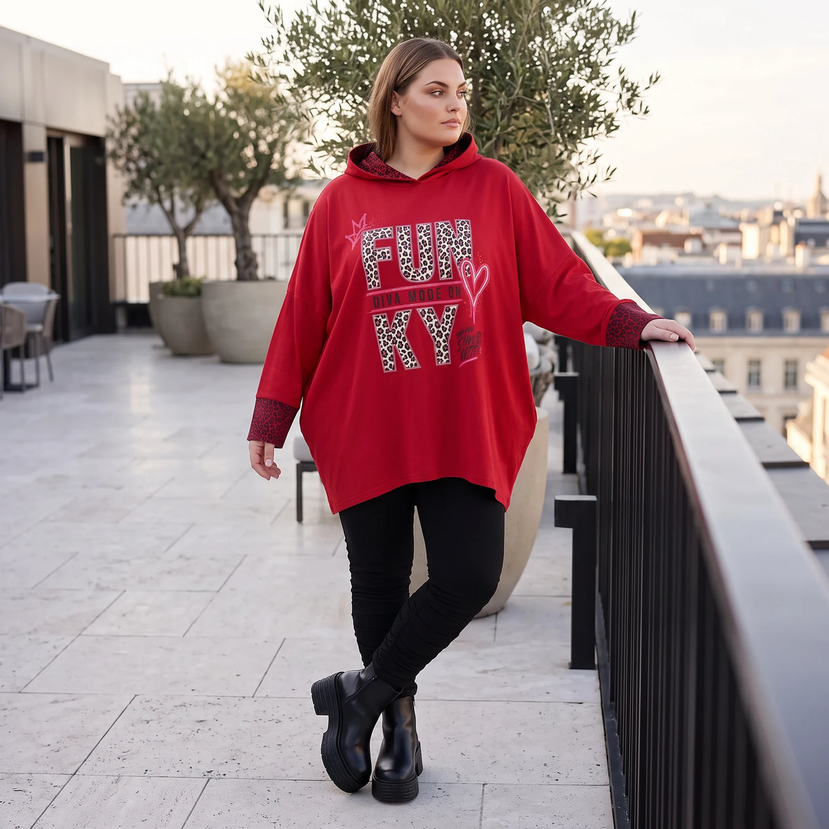 Roter Kapuzenpullover aus French Terry mit Leoprint Seitentaschen und Vokuhilasaum