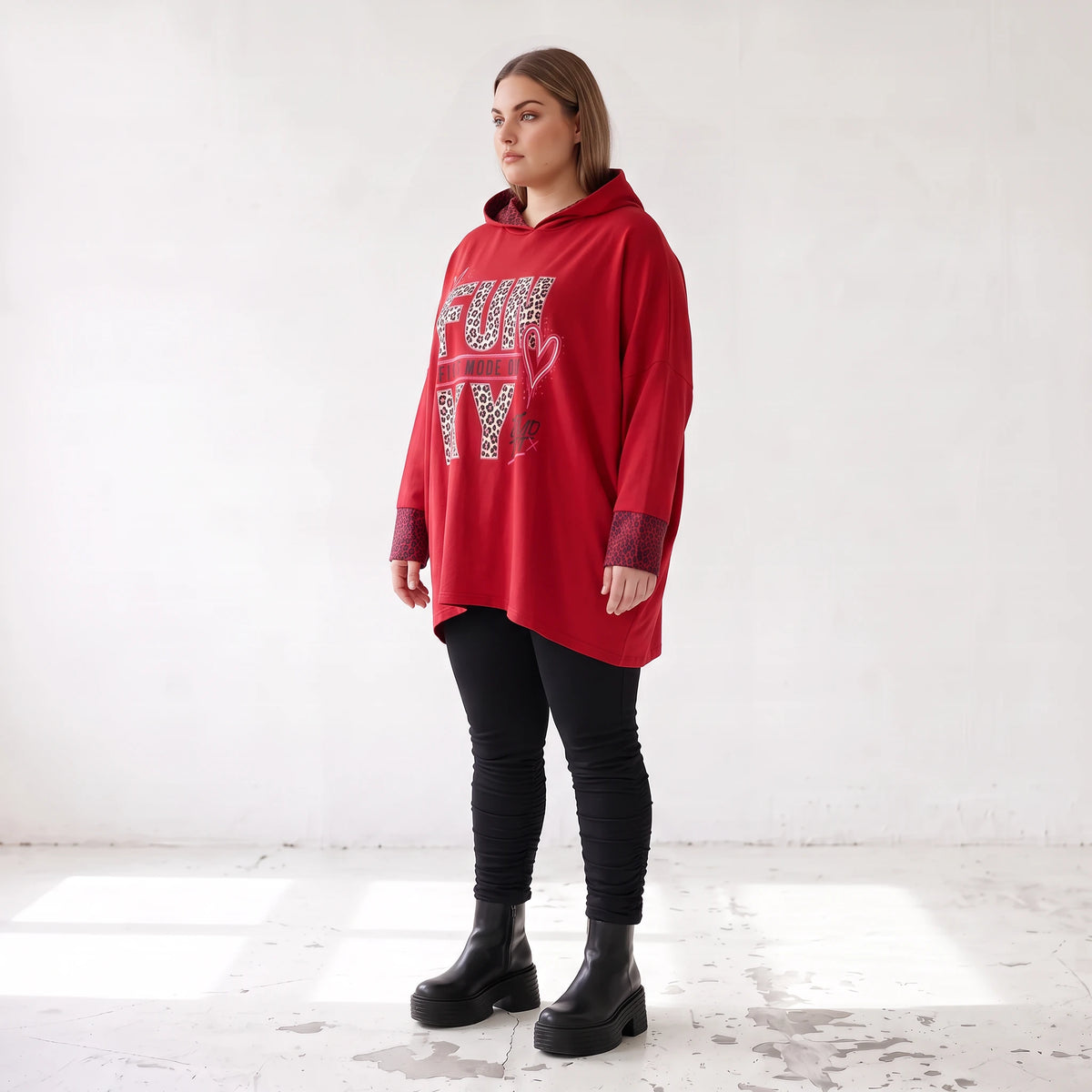 Roter Kapuzenpullover aus French Terry mit Leoprint Seitentaschen und Vokuhilasaum