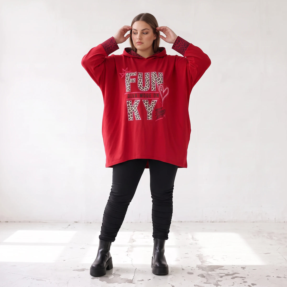 Roter Kapuzenpullover aus French Terry mit Leoprint Seitentaschen und Vokuhilasaum