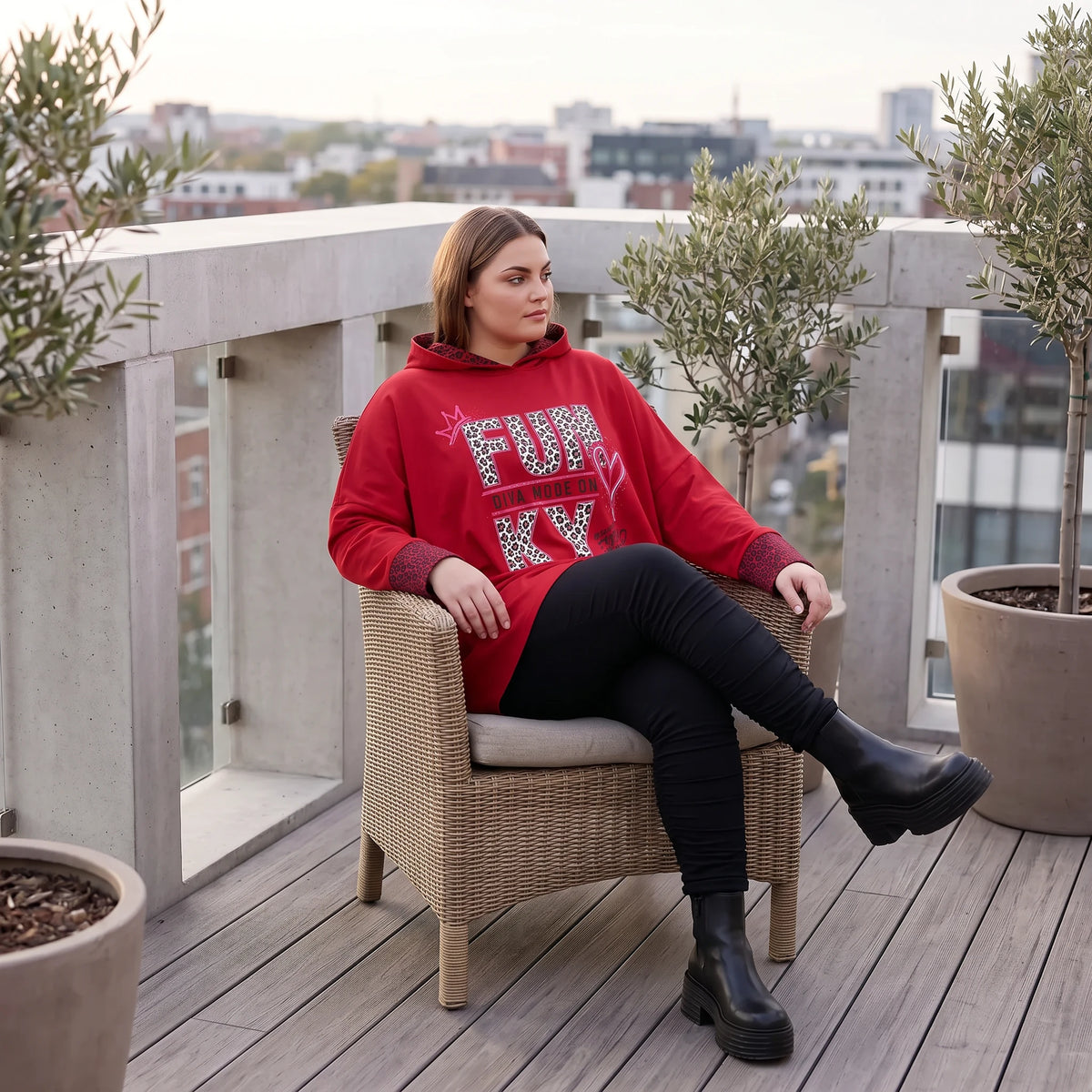 Roter Kapuzenpullover aus French Terry mit Leoprint Seitentaschen und Vokuhilasaum