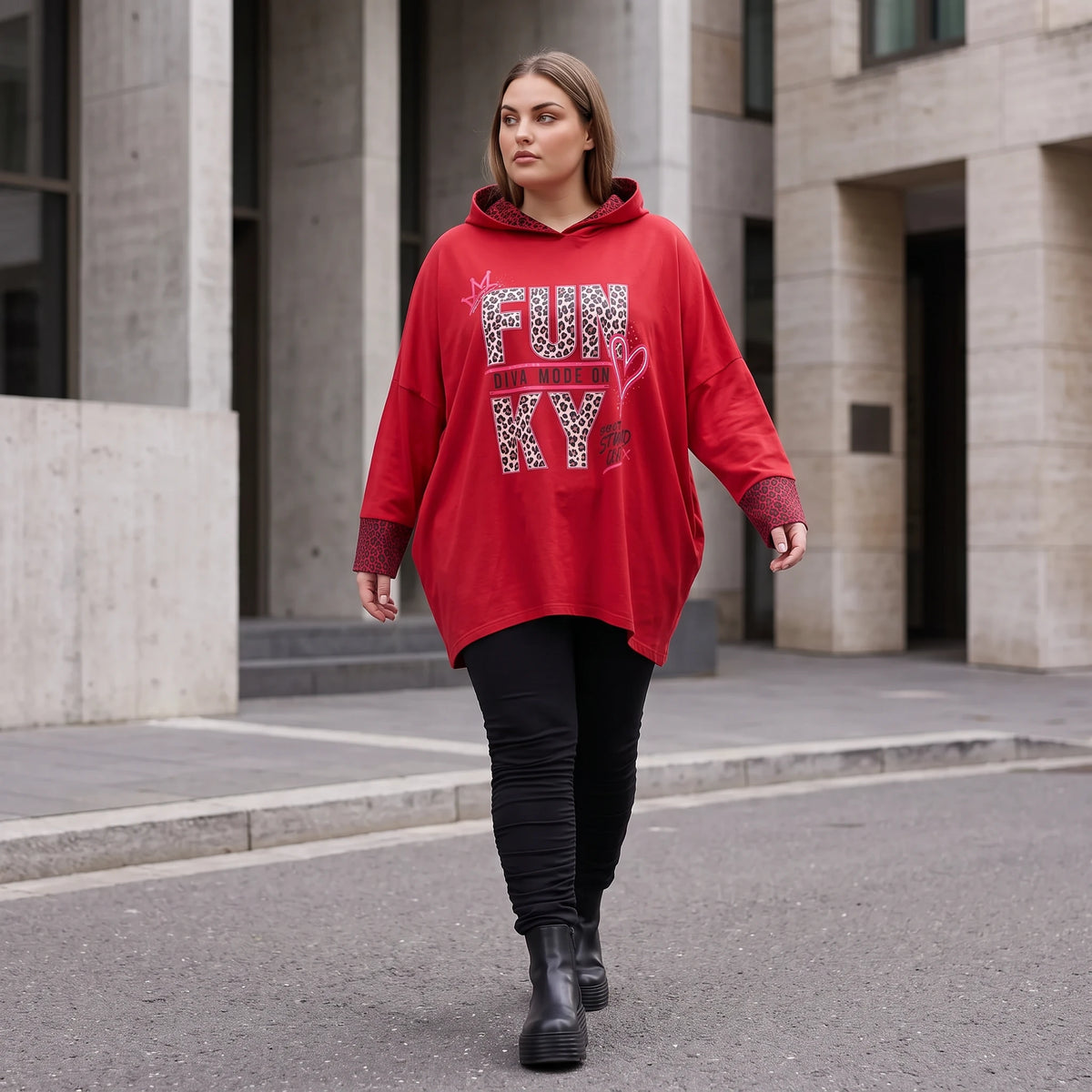 Roter Kapuzenpullover aus French Terry mit Leoprint Seitentaschen und Vokuhilasaum