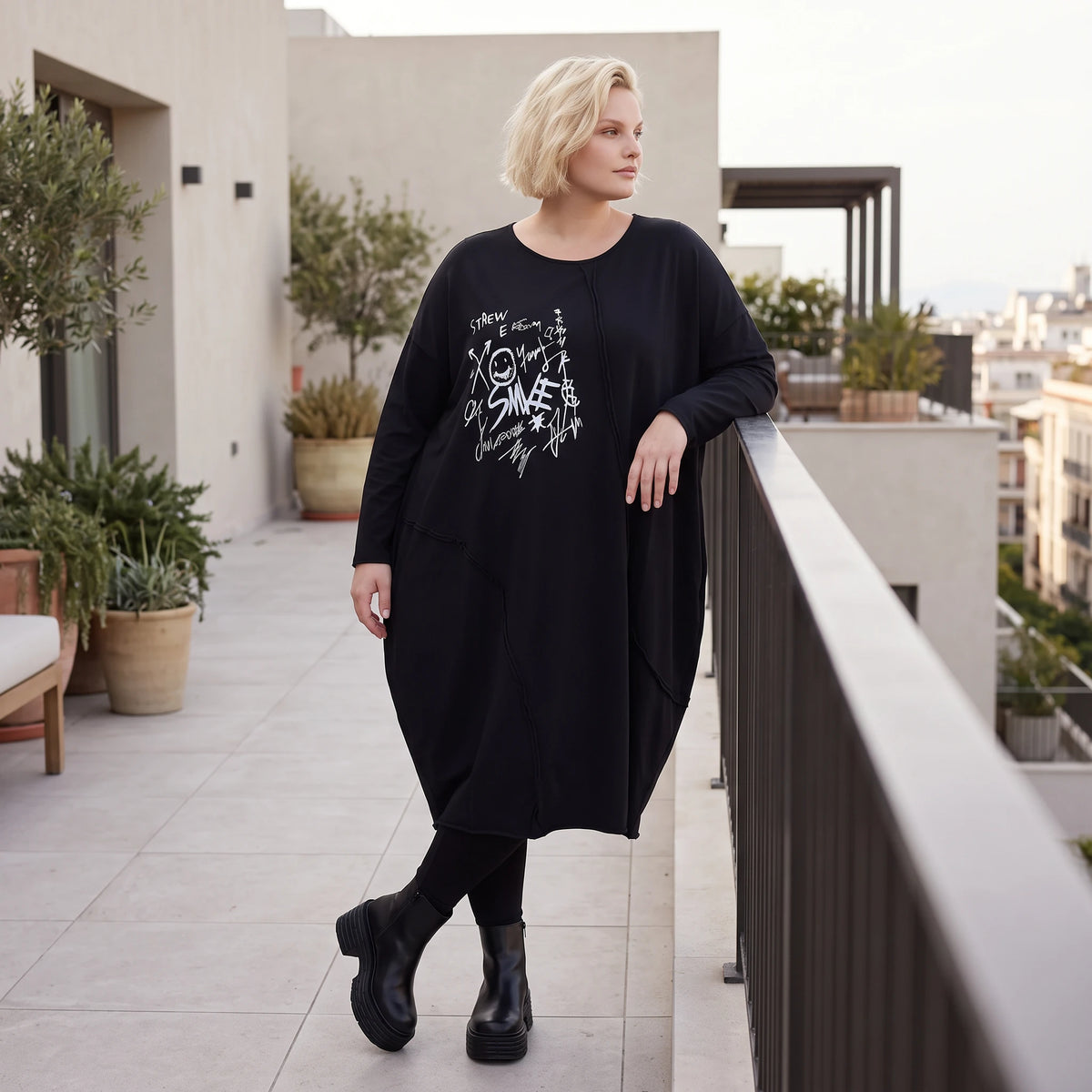Kleid in OldBlack aus weichem French Terry in Ballonform mit Rundhalsausschnitt Langarm