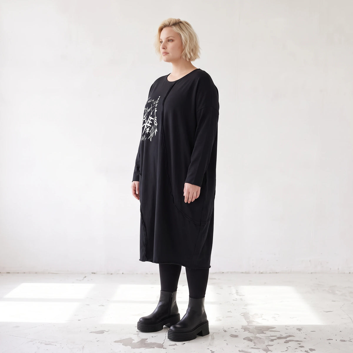Kleid in OldBlack aus weichem French Terry in Ballonform mit Rundhalsausschnitt Langarm
