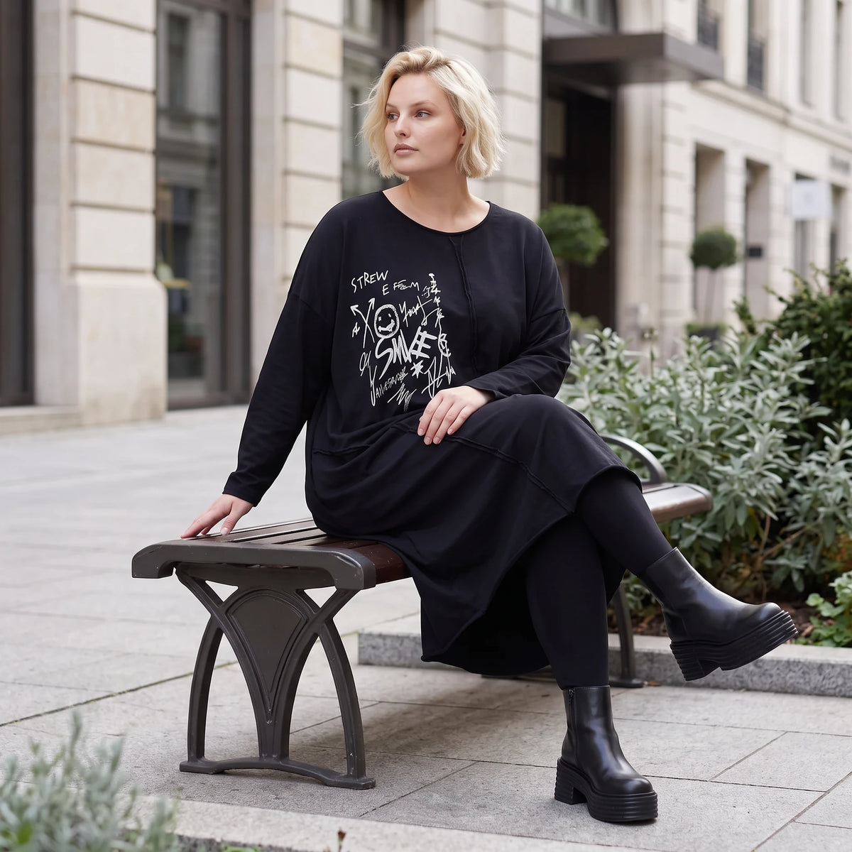 Kleid in OldBlack aus weichem French Terry in Ballonform mit Rundhalsausschnitt Langarm