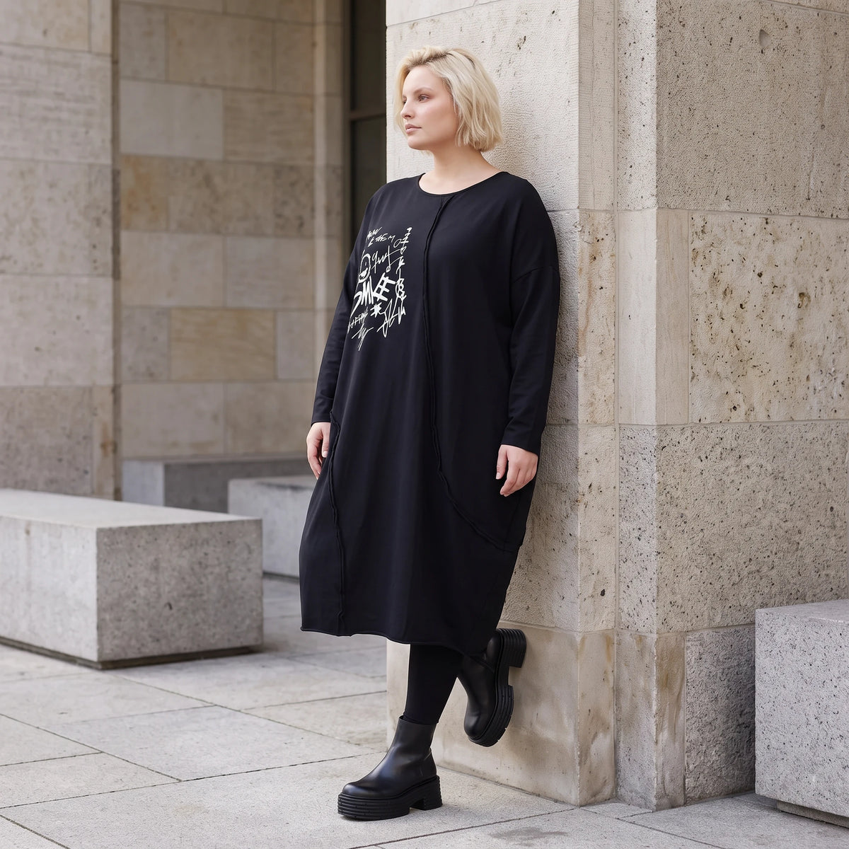 Kleid in OldBlack aus weichem French Terry in Ballonform mit Rundhalsausschnitt Langarm