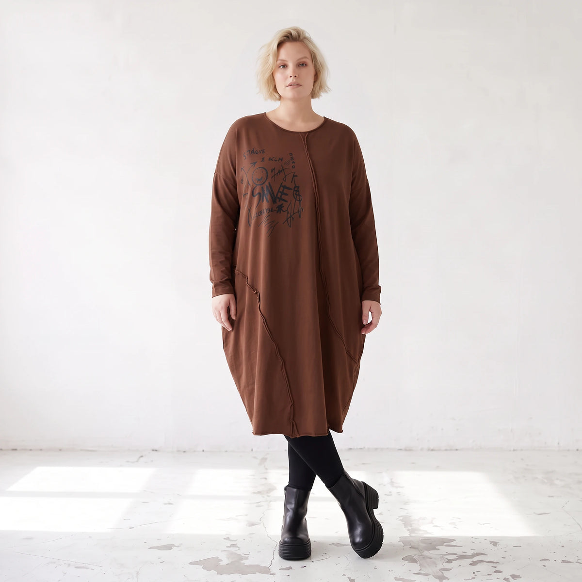 Ballonkleid in OldBrown aus weichem French Terry mit Faltennahtmuster und langen Ärmeln