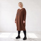 Ballonkleid in OldBrown aus weichem French Terry mit Faltennahtmuster und langen Ärmeln