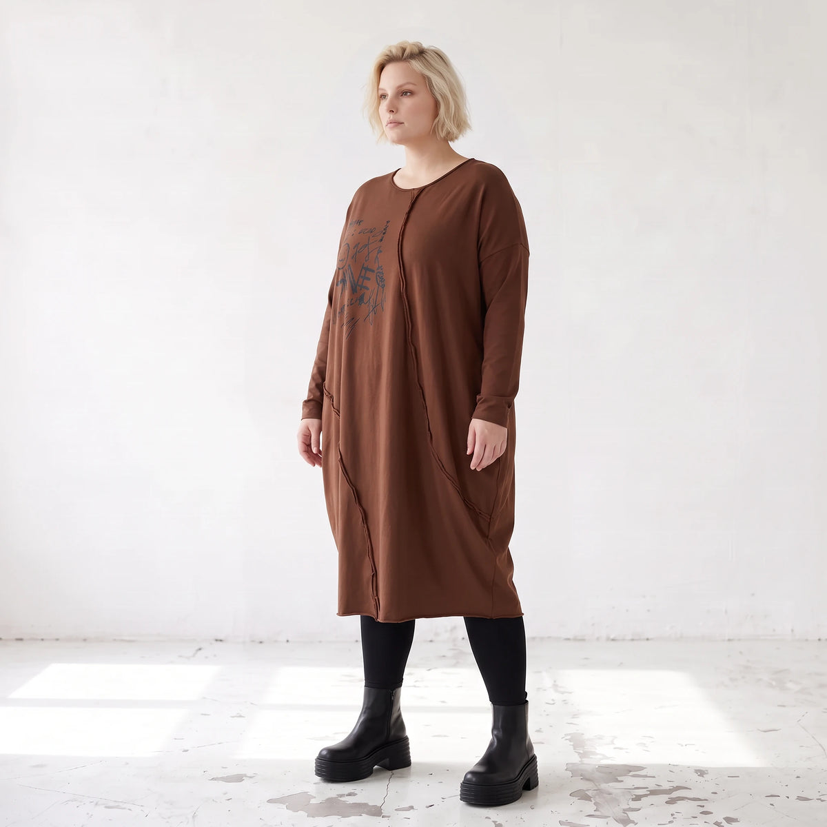 Ballonkleid in OldBrown aus weichem French Terry mit Faltennahtmuster und langen Ärmeln