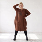 Ballonkleid in OldBrown aus weichem French Terry mit Faltennahtmuster und langen Ärmeln