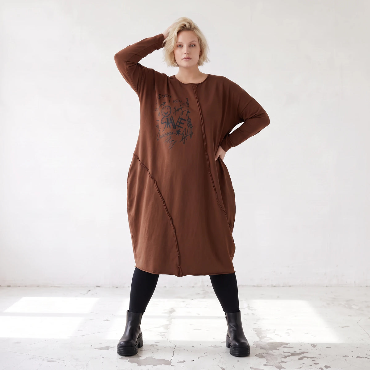 Ballonkleid in OldBrown aus weichem French Terry mit Faltennahtmuster und langen Ärmeln