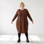 Ballonkleid in OldBrown aus weichem French Terry mit Faltennahtmuster und langen Ärmeln