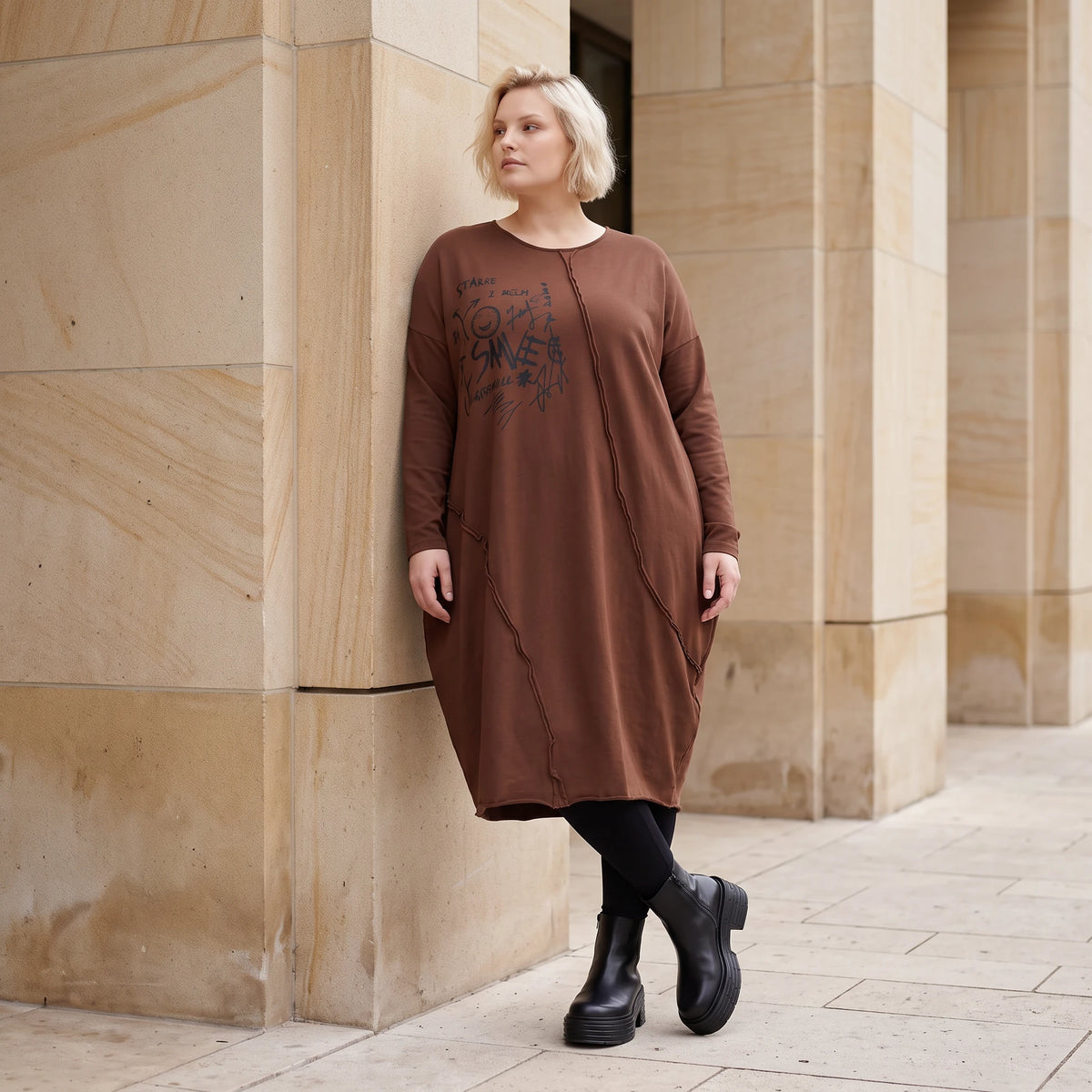 Ballonkleid in OldBrown aus weichem French Terry mit Faltennahtmuster und langen Ärmeln