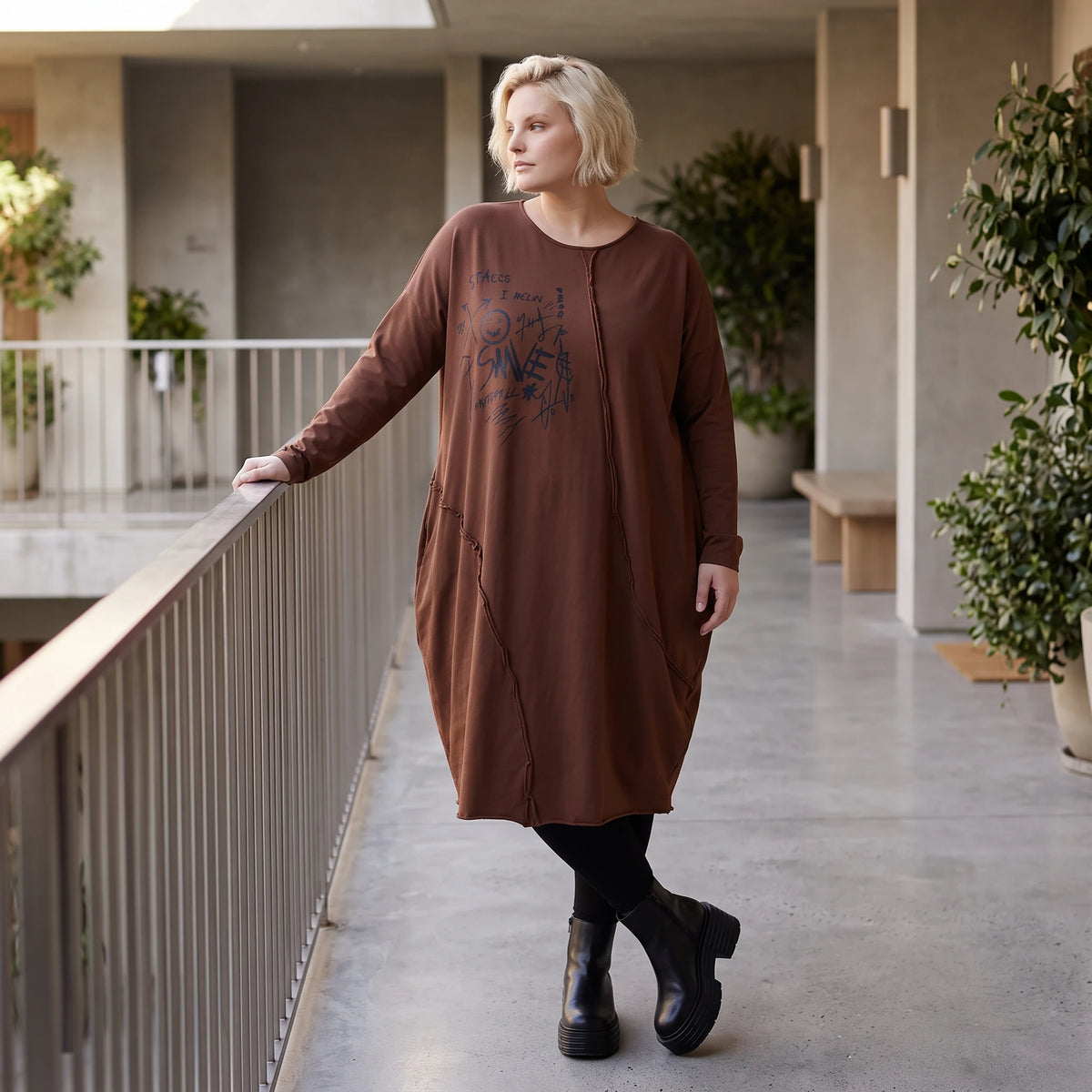 Ballonkleid in OldBrown aus weichem French Terry mit Faltennahtmuster und langen Ärmeln