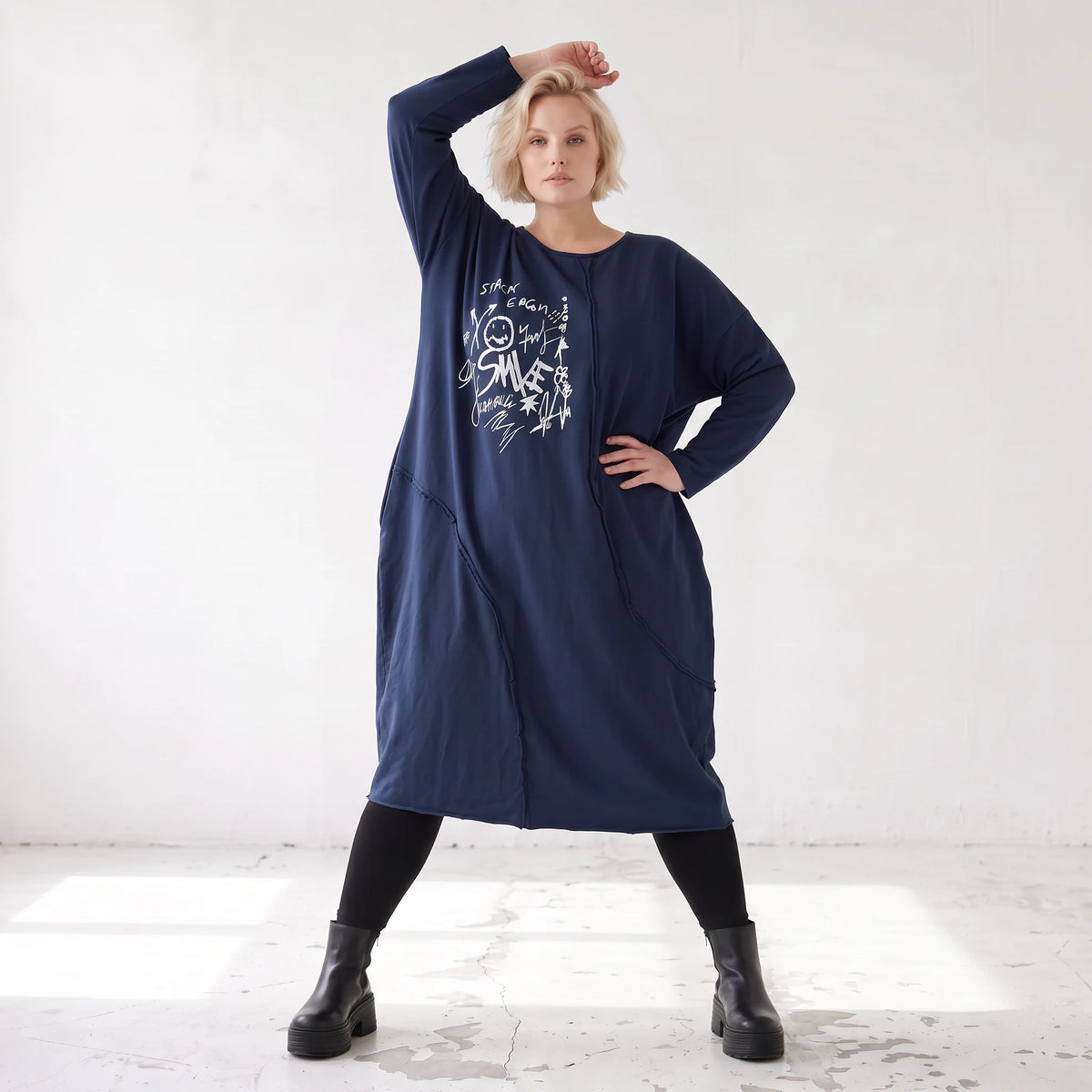 Kleid in verwaschenem Blau aus French Terry mit Ballonform Rundhals und Seitentaschen