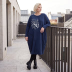 Kleid in verwaschenem Blau aus French Terry mit Ballonform Rundhals und Seitentaschen