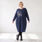 Kleid in verwaschenem Blau aus French Terry mit Ballonform Rundhals und Seitentaschen