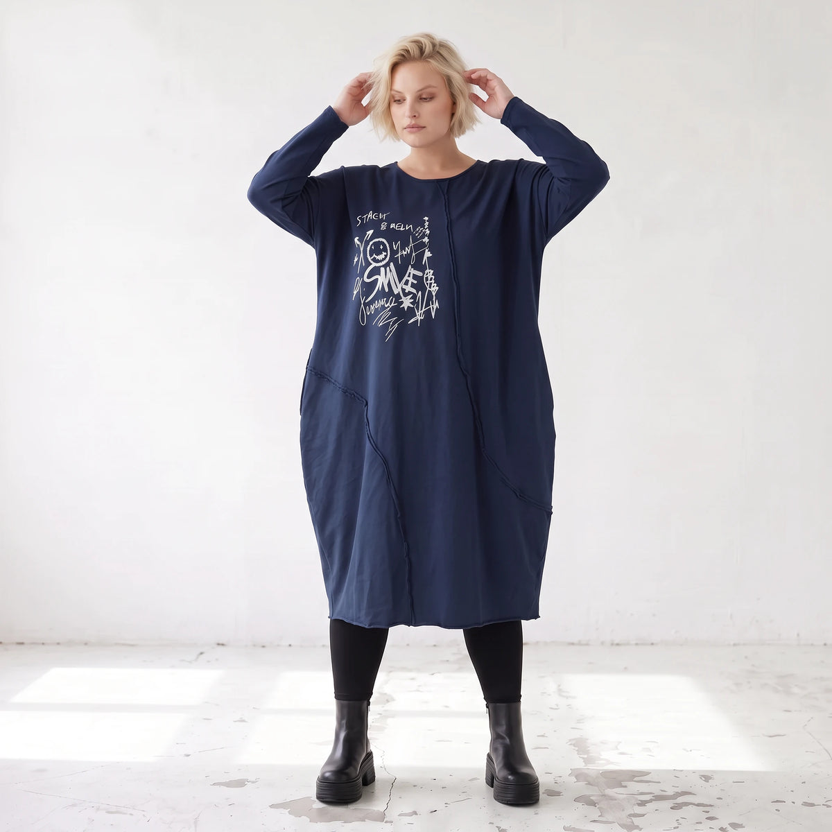 Kleid in verwaschenem Blau aus French Terry mit Ballonform Rundhals und Seitentaschen