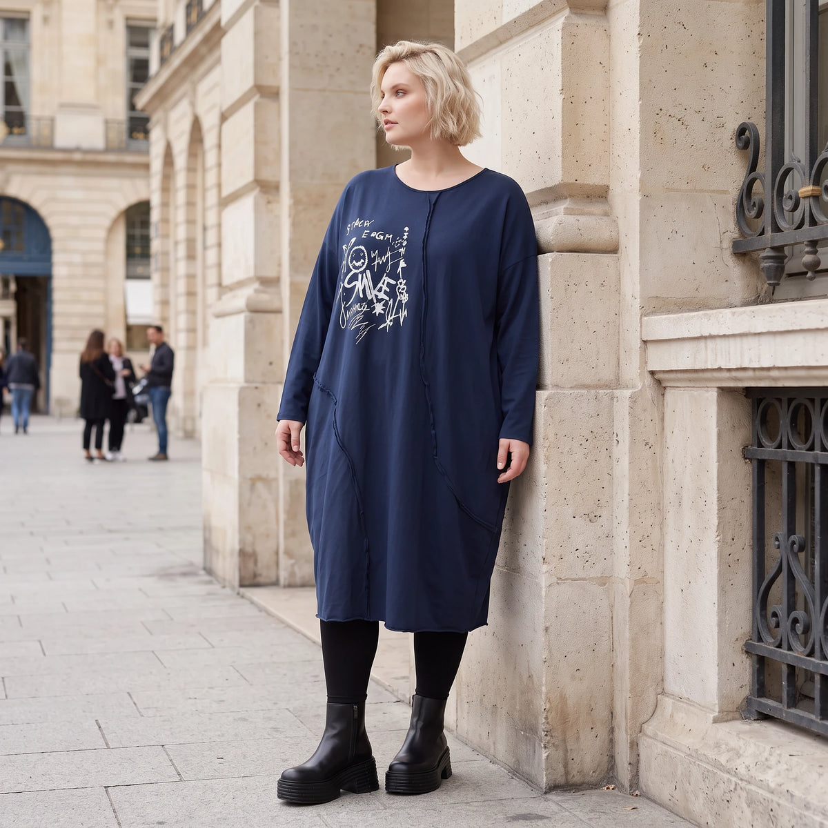 Kleid in verwaschenem Blau aus French Terry mit Ballonform Rundhals und Seitentaschen