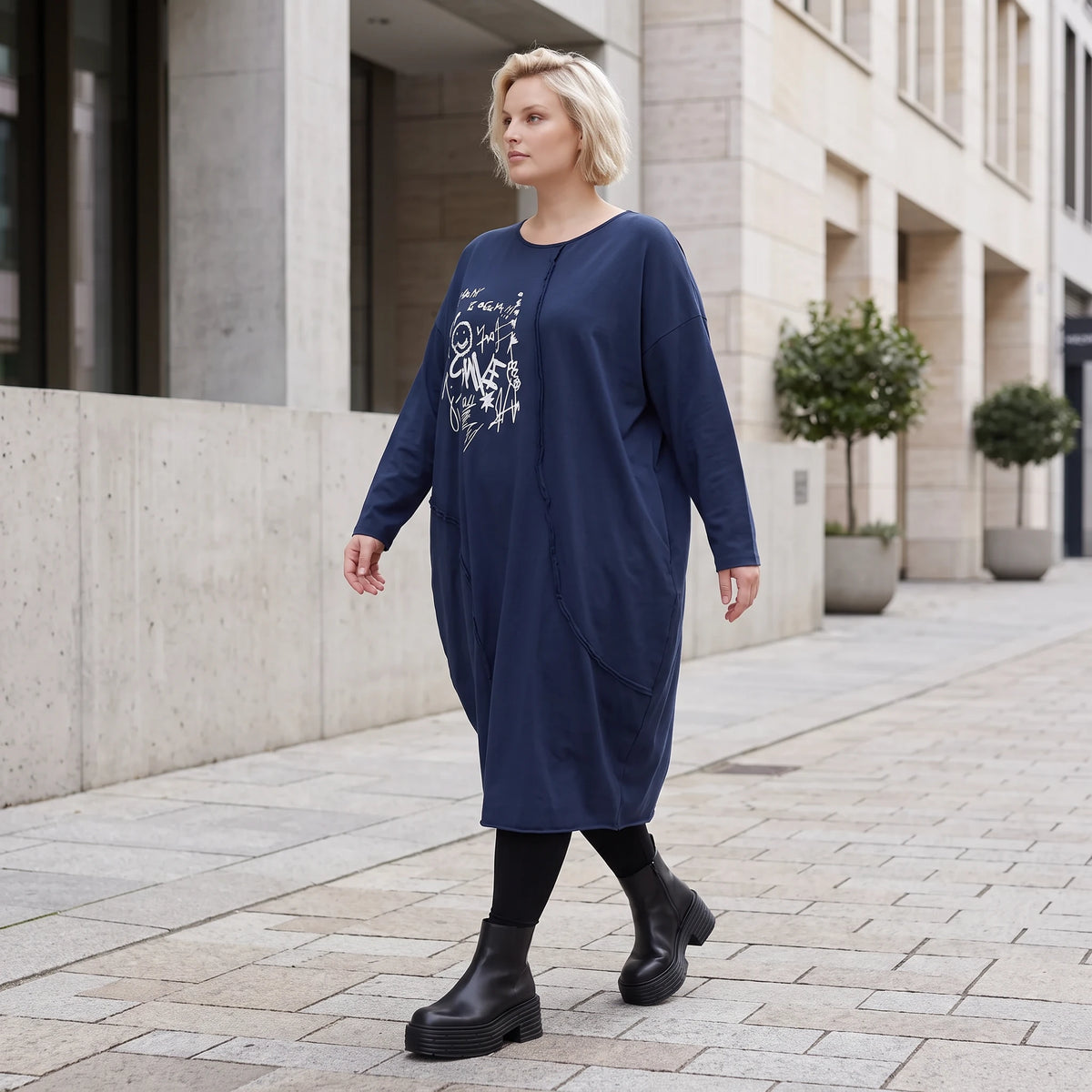 Kleid in verwaschenem Blau aus French Terry mit Ballonform Rundhals und Seitentaschen
