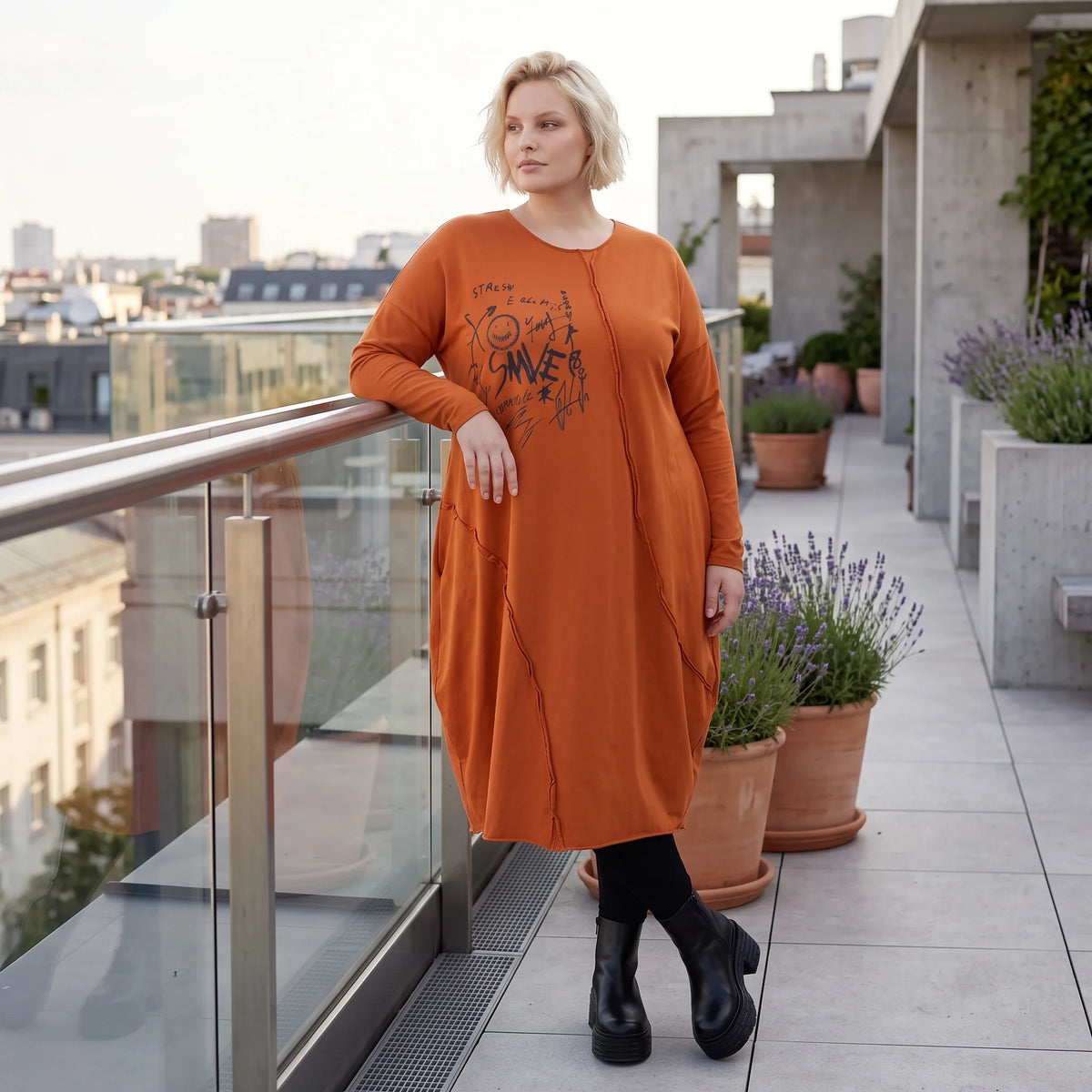 Rostbraunes Ballonkleid aus French Terry mit Stretch und Faltennaht in lässiger Form