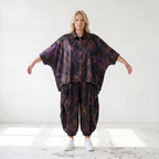 Satinbluse in Schwarz/Violett/Braun mit Hemdkragen Knopfleiste und abstraktem Muster