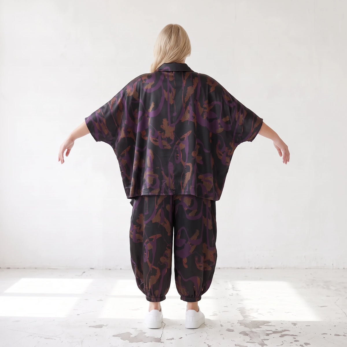 Satinbluse in Schwarz/Violett/Braun mit Hemdkragen Knopfleiste und abstraktem Muster