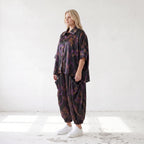 Satinbluse in Schwarz/Violett/Braun mit Hemdkragen Knopfleiste und abstraktem Muster