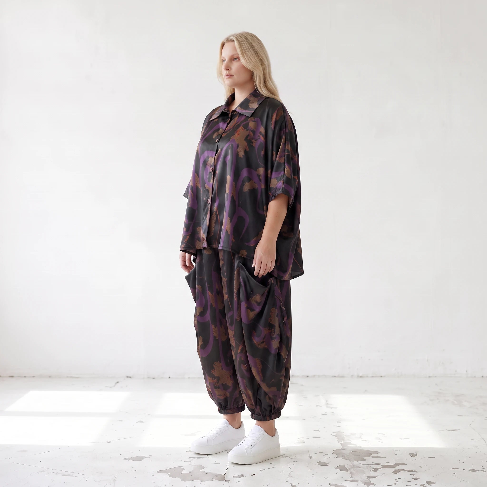 Satinbluse in Schwarz/Violett/Braun mit Hemdkragen Knopfleiste und abstraktem Muster