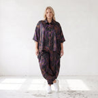 Satinbluse in Schwarz/Violett/Braun mit Hemdkragen Knopfleiste und abstraktem Muster