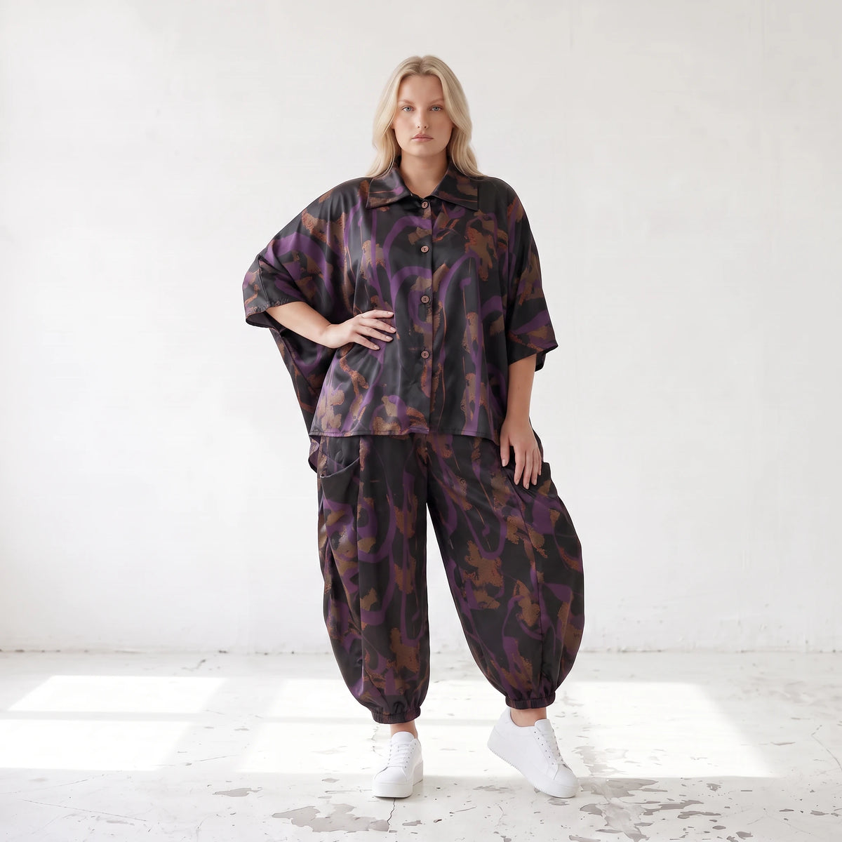 Satinbluse in Schwarz/Violett/Braun mit Hemdkragen Knopfleiste und abstraktem Muster