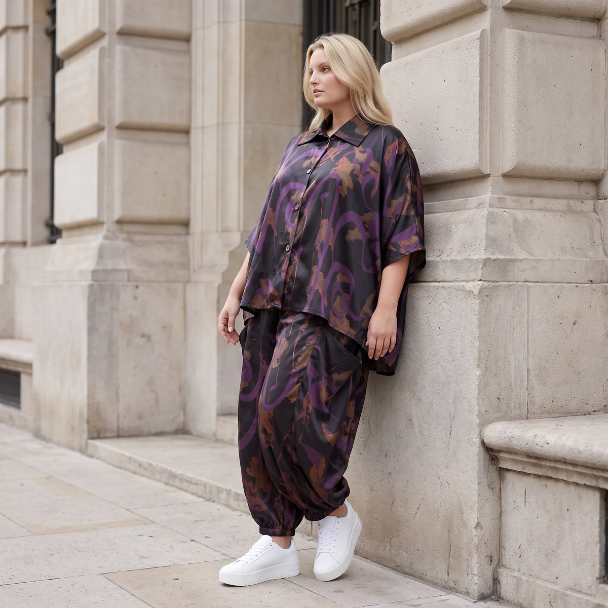 Satinbluse in Schwarz/Violett/Braun mit Hemdkragen Knopfleiste und abstraktem Muster