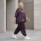 Satinbluse in Schwarz/Violett/Braun mit Hemdkragen Knopfleiste und abstraktem Muster