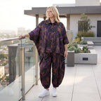 Satinbluse in Schwarz/Violett/Braun mit Hemdkragen Knopfleiste und abstraktem Muster