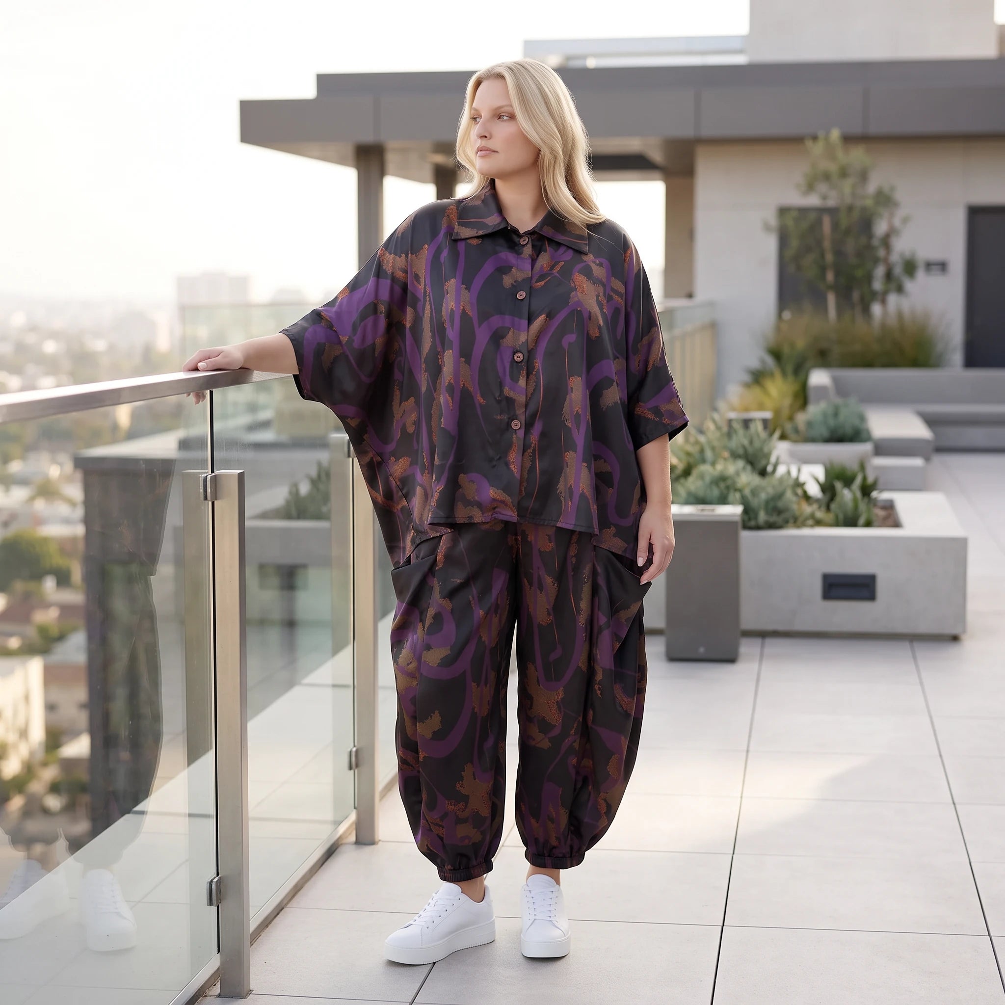 Satinbluse in Schwarz/Violett/Braun mit Hemdkragen Knopfleiste und abstraktem Muster