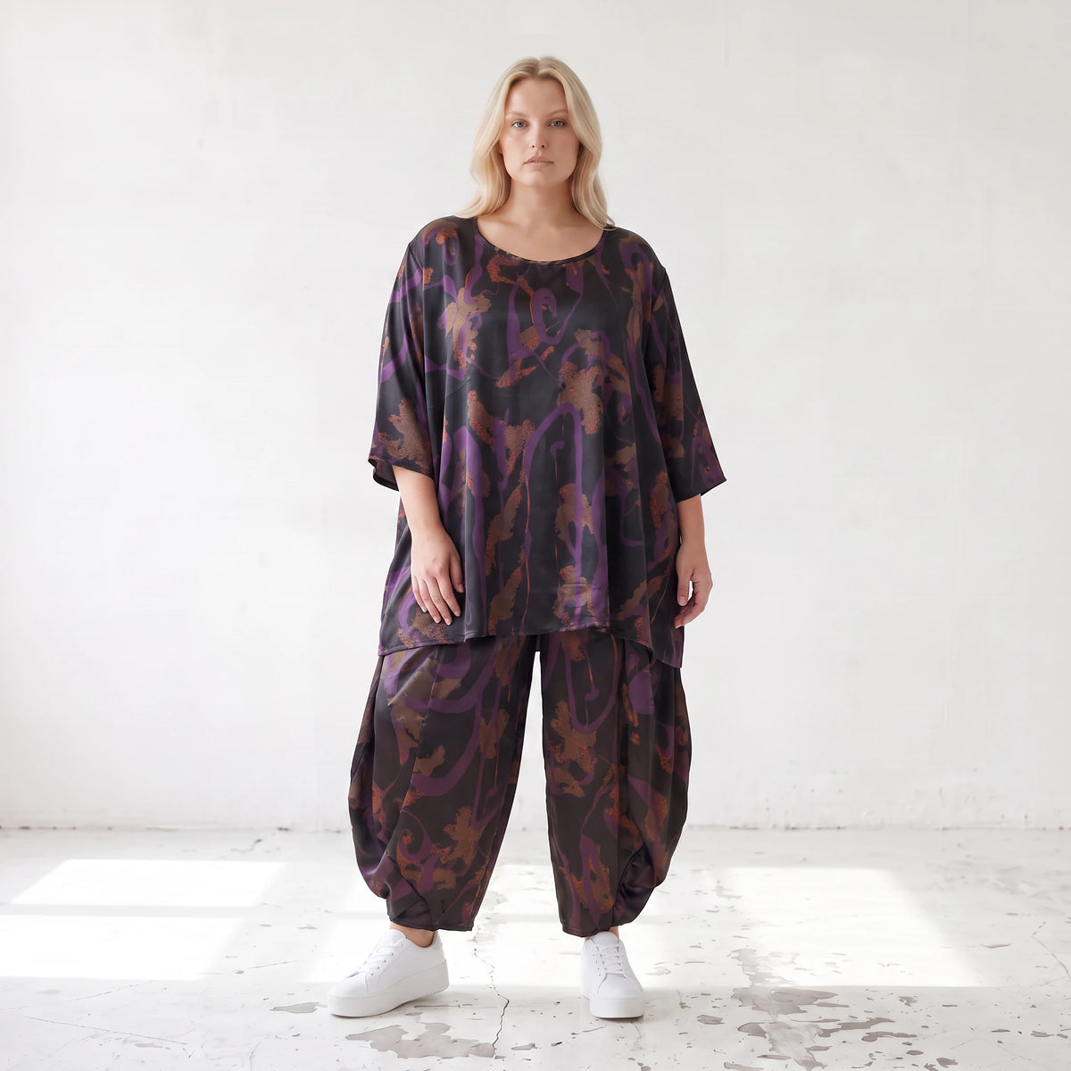 Bigshirt in A-Linie aus Satin mit Schwarz/Violett/Braun Print Rundhals und 7/8-Arm