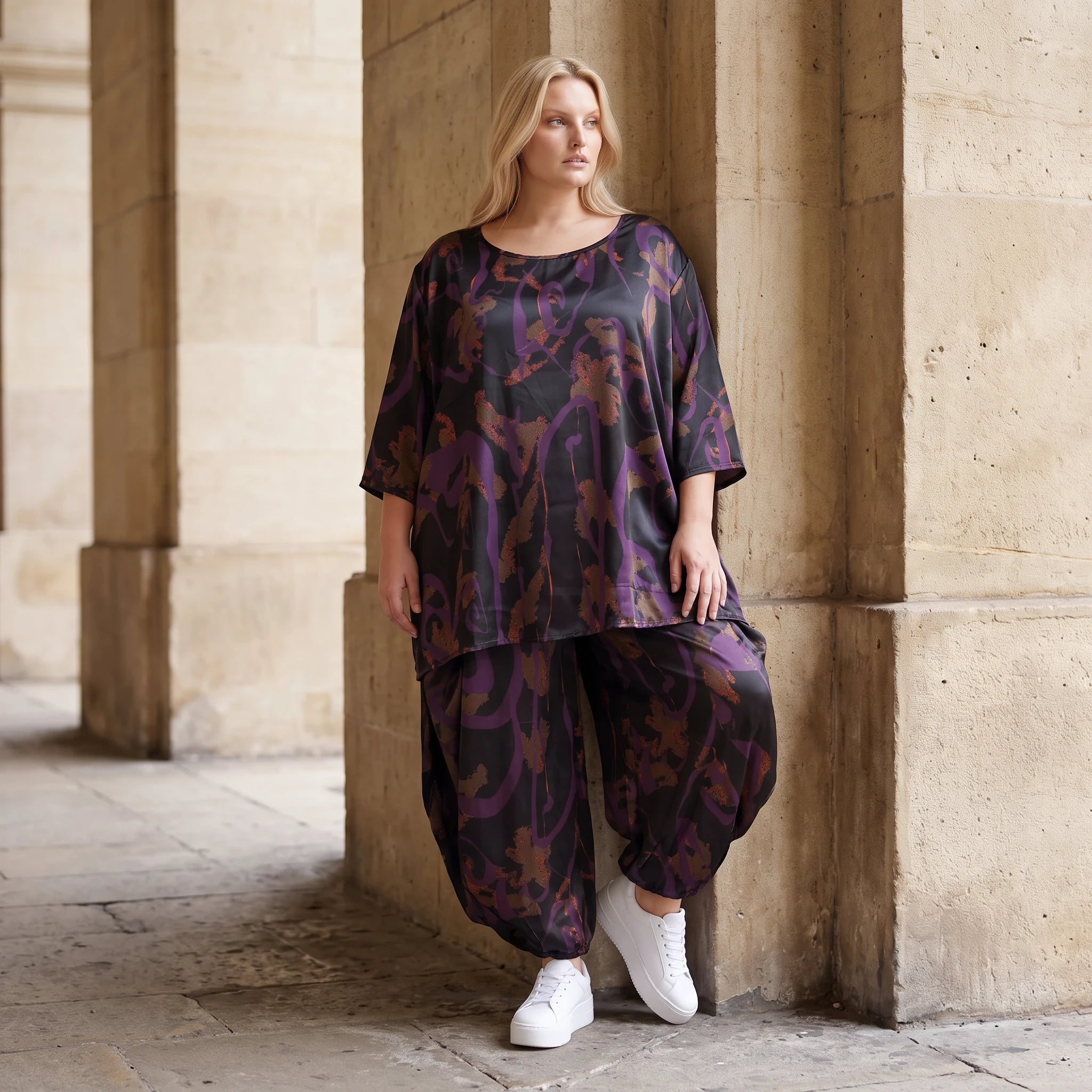 Bigshirt in A-Linie aus Satin mit Schwarz/Violett/Braun Print Rundhals und 7/8-Arm